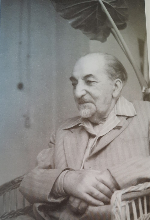 Ավետիք Իսահակյան, Երևանյան տան պատշգամբ, 1957 թ., սեպտեմբեր Լուսանկարի հեղինակ` Իդա Կար