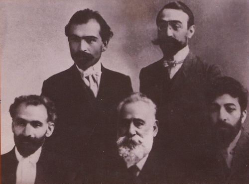 Վերնատան անդամների լուսանկարը (1903). նստած են Ավետիք Իսահակյանը, Ղազարոս Աղայանը, Հովհաննես Թումանյանը: Կանգնած` Լևոն Շանթն ու Դերենիկ Դեմիրճյանը